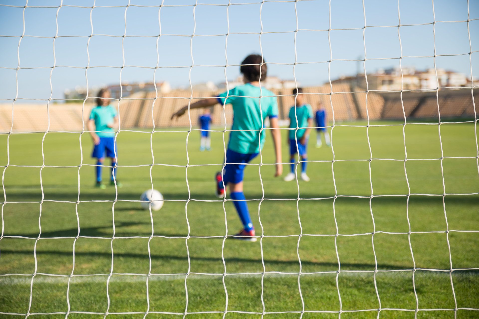 Jeunes joueurs en plein match de football