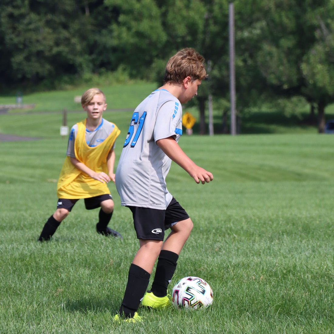 Jeunes joueurs en duel lors d'un entraînement